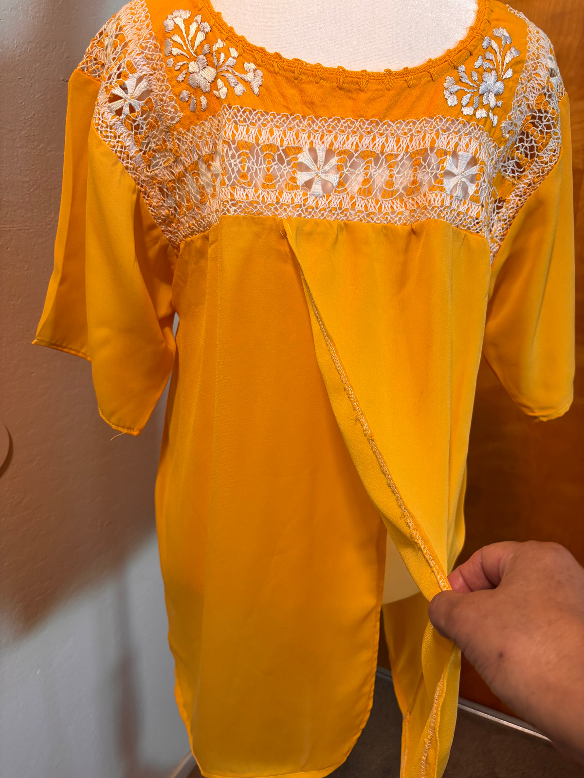 Blusa Deshilada Sencilla -Amarilla -Modelo Único