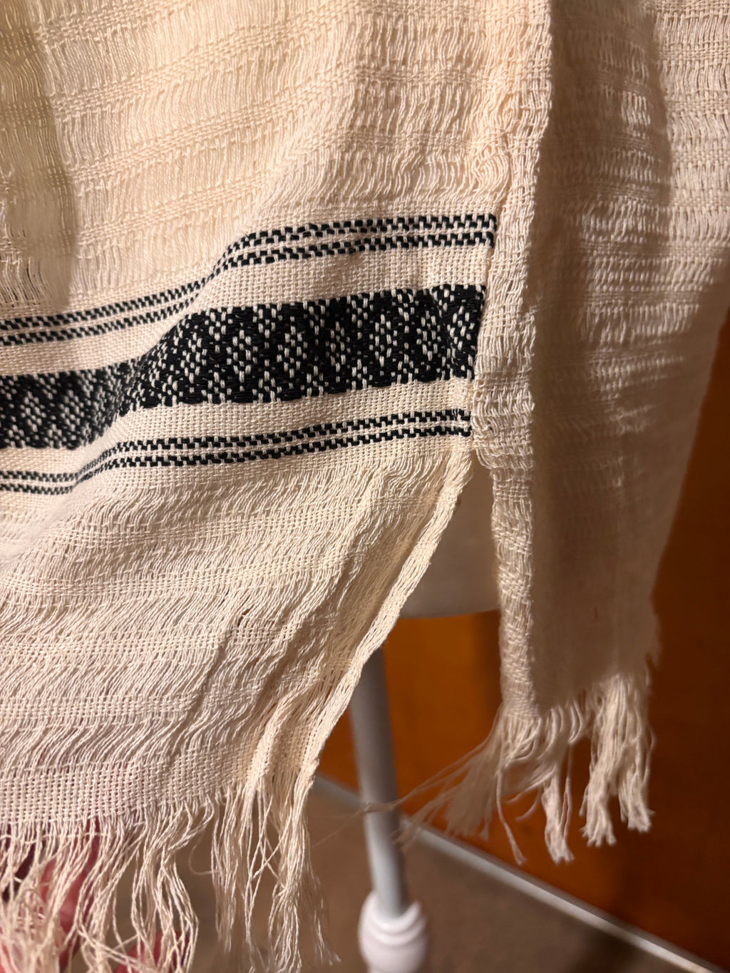 Blusa de Telar con Encaje Beige y Franjas Negras