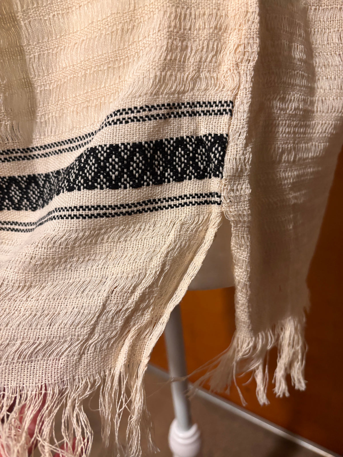 Blusa de Telar con Encaje Beige y Franjas Negras