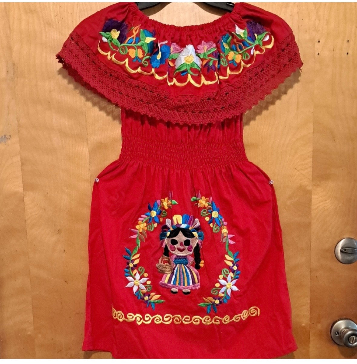 Vestido Rojo De Niña - Bordado De Colores