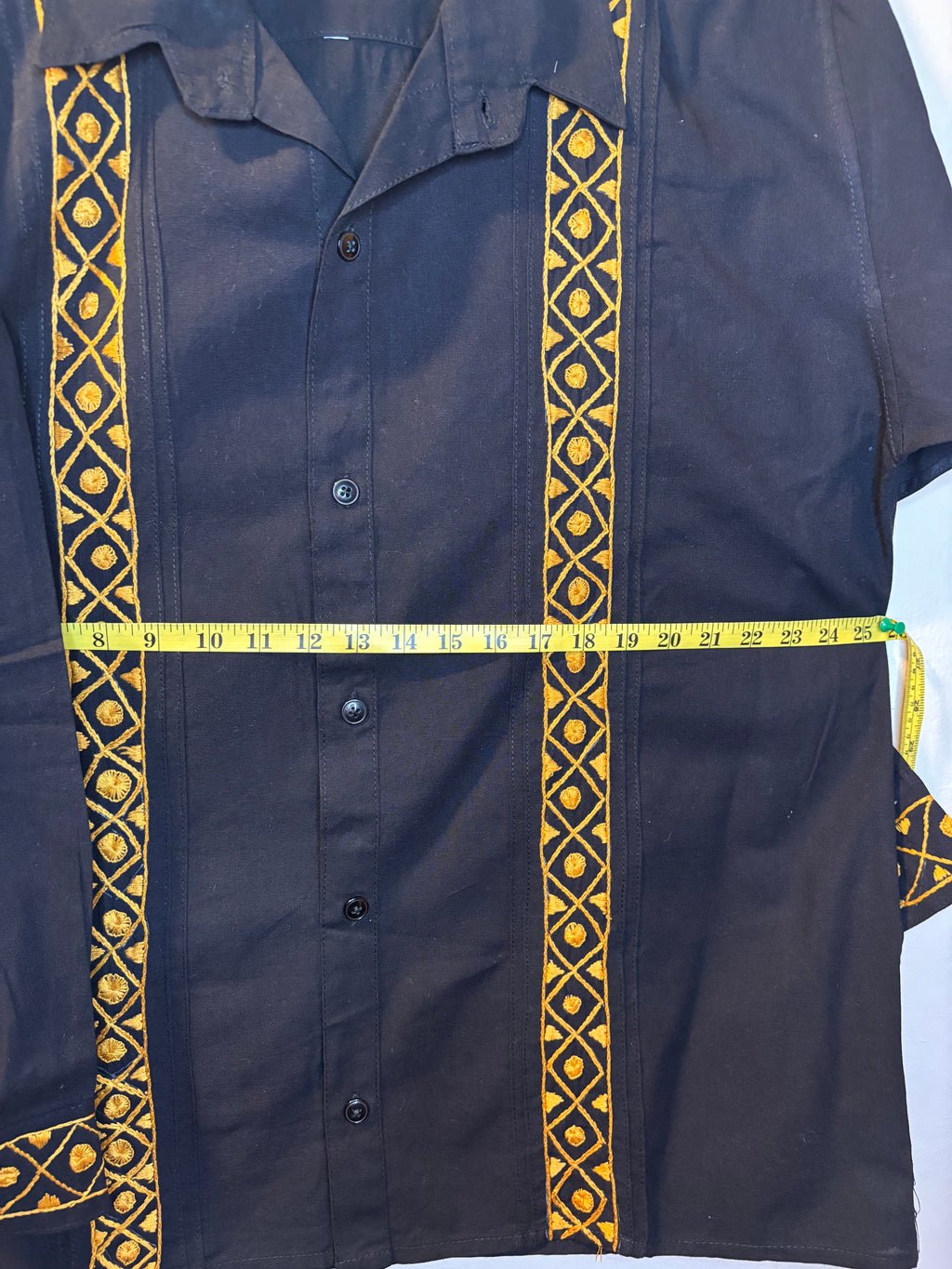 Camisa Negra Con Bordado Dorado