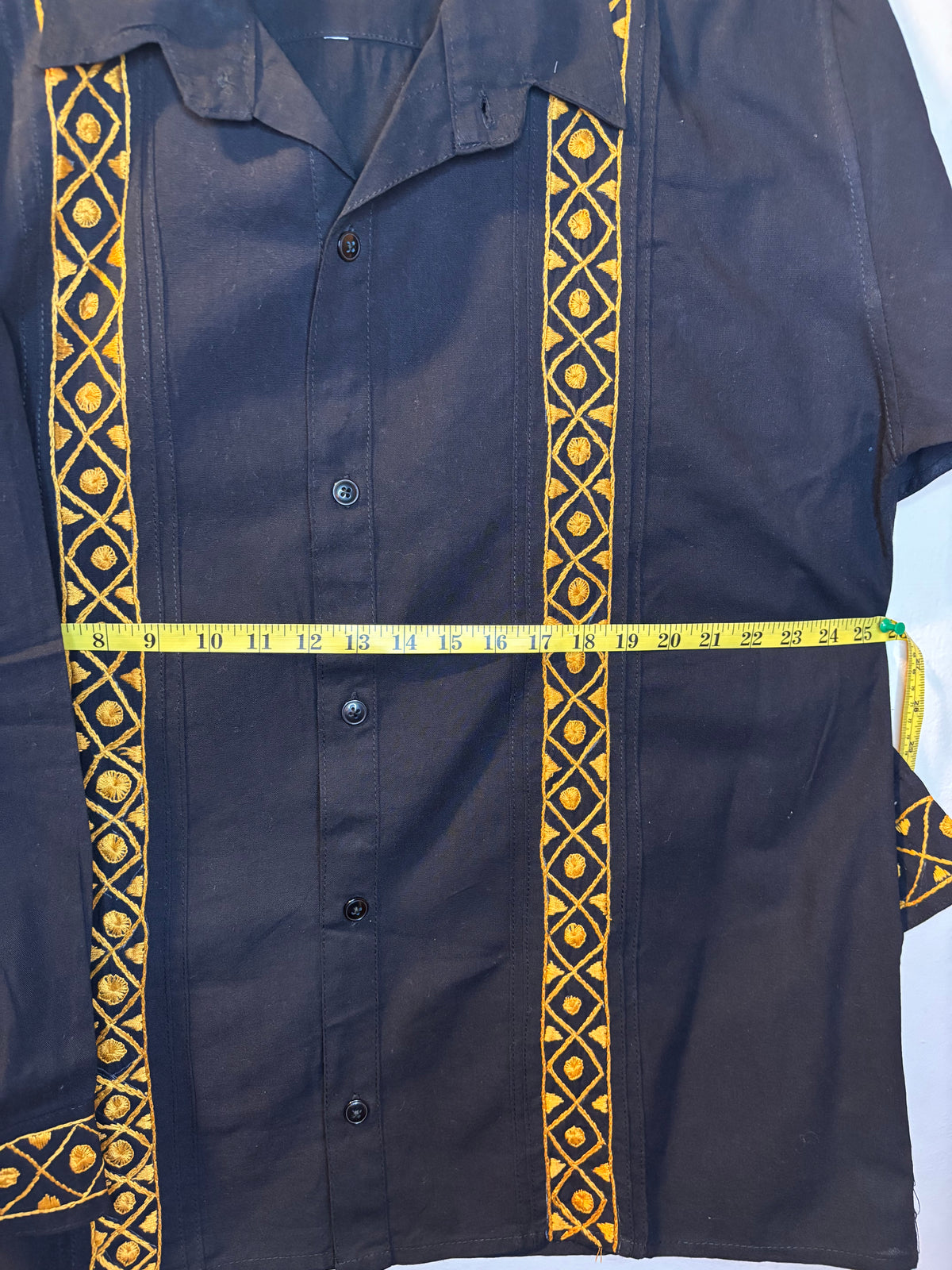 Camisa Negra Con Bordado Dorado