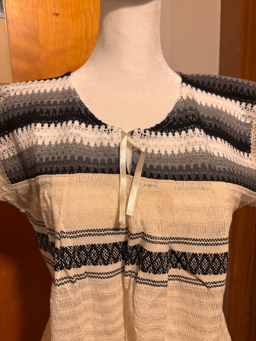 Blusa de Telar con Encaje Beige y Franjas Negras