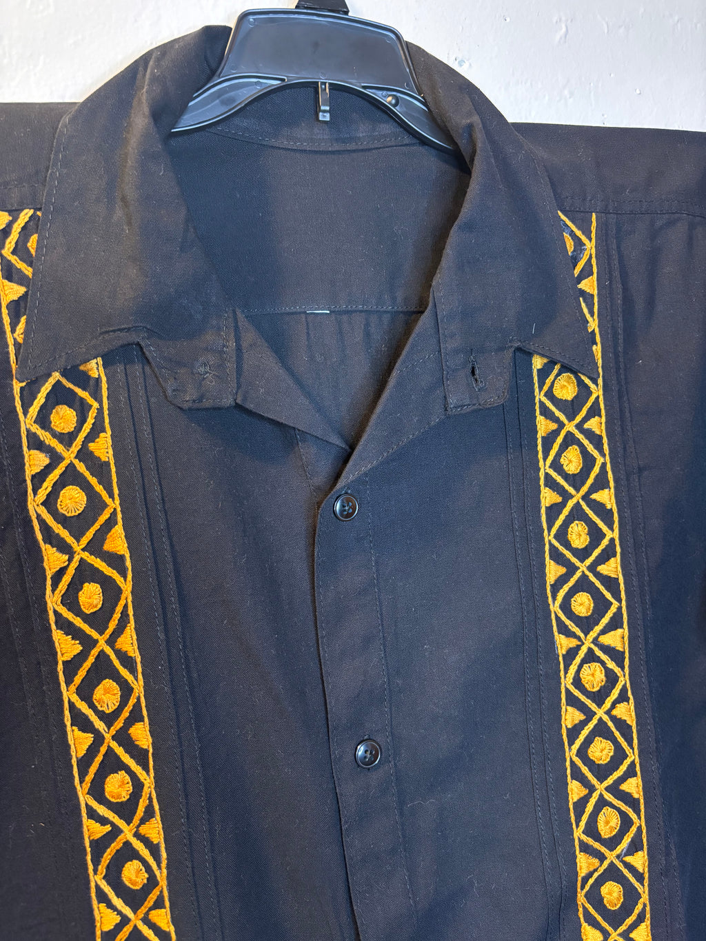 Camisa Negra Con Bordado Dorado