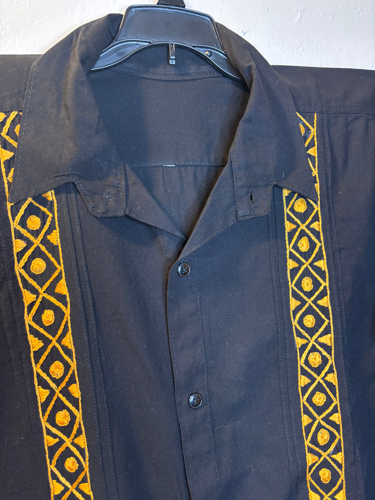 Camisa Negra Con Bordado Dorado