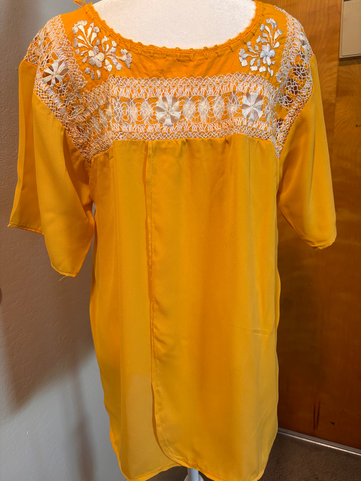 Blusa Deshilada Sencilla -Amarilla -Modelo Único