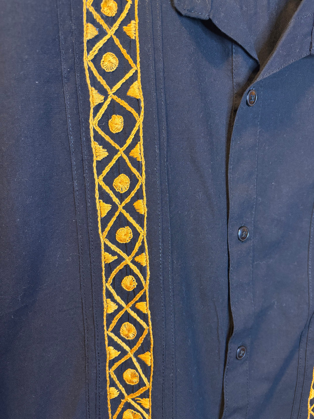 Camisa Negra Con Bordado Dorado