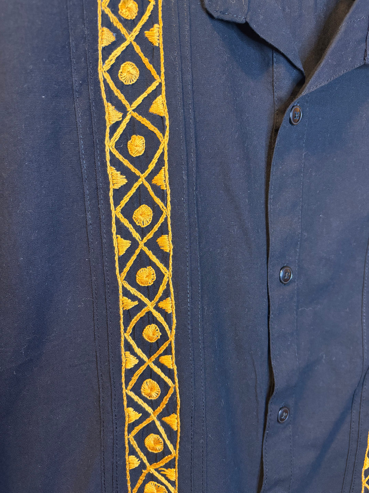 Camisa Negra Con Bordado Dorado