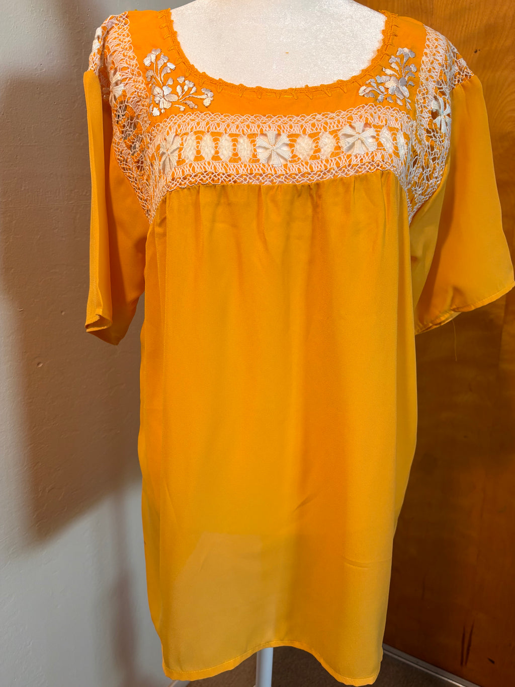 Blusa Deshilada Sencilla -Amarilla -Modelo Único