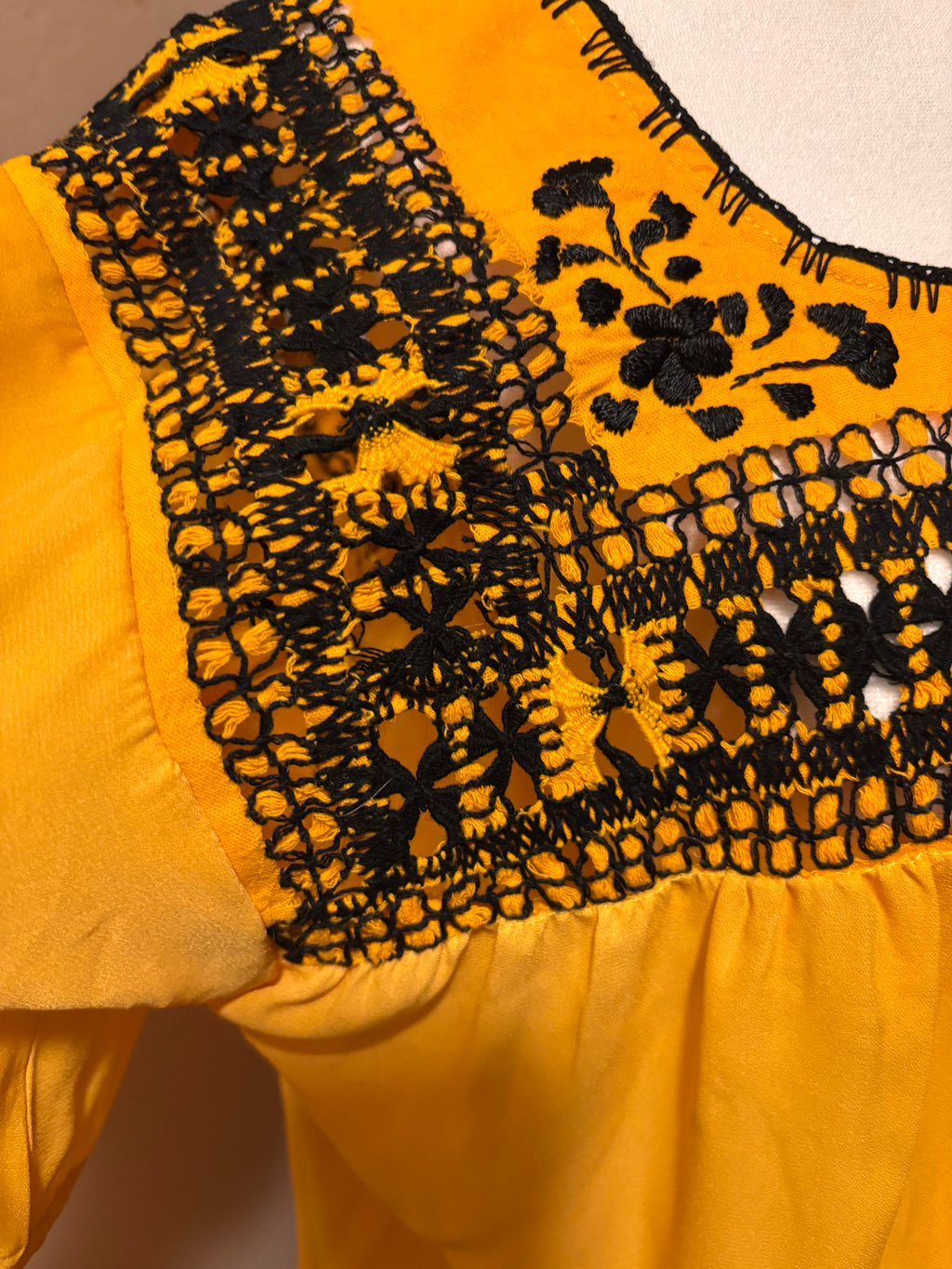 Blusas Deshiladas Oaxaqueñas-Amarillo y Roja-Modelos Únicos
