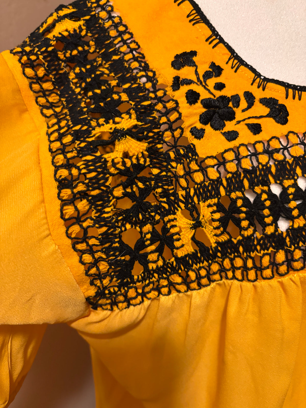 Blusas Deshiladas Oaxaqueñas-Amarillo y Roja-Modelos Únicos