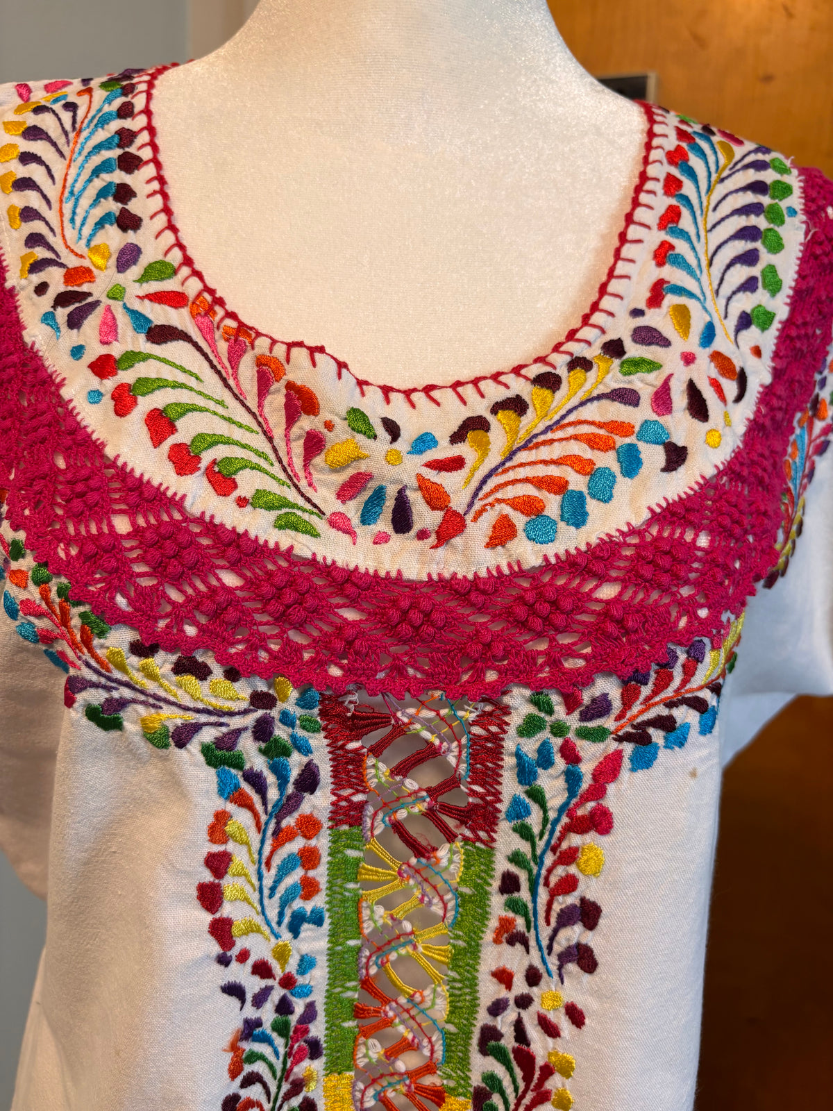 Blusa Con Tejido Randa Y Deshilado Nacional