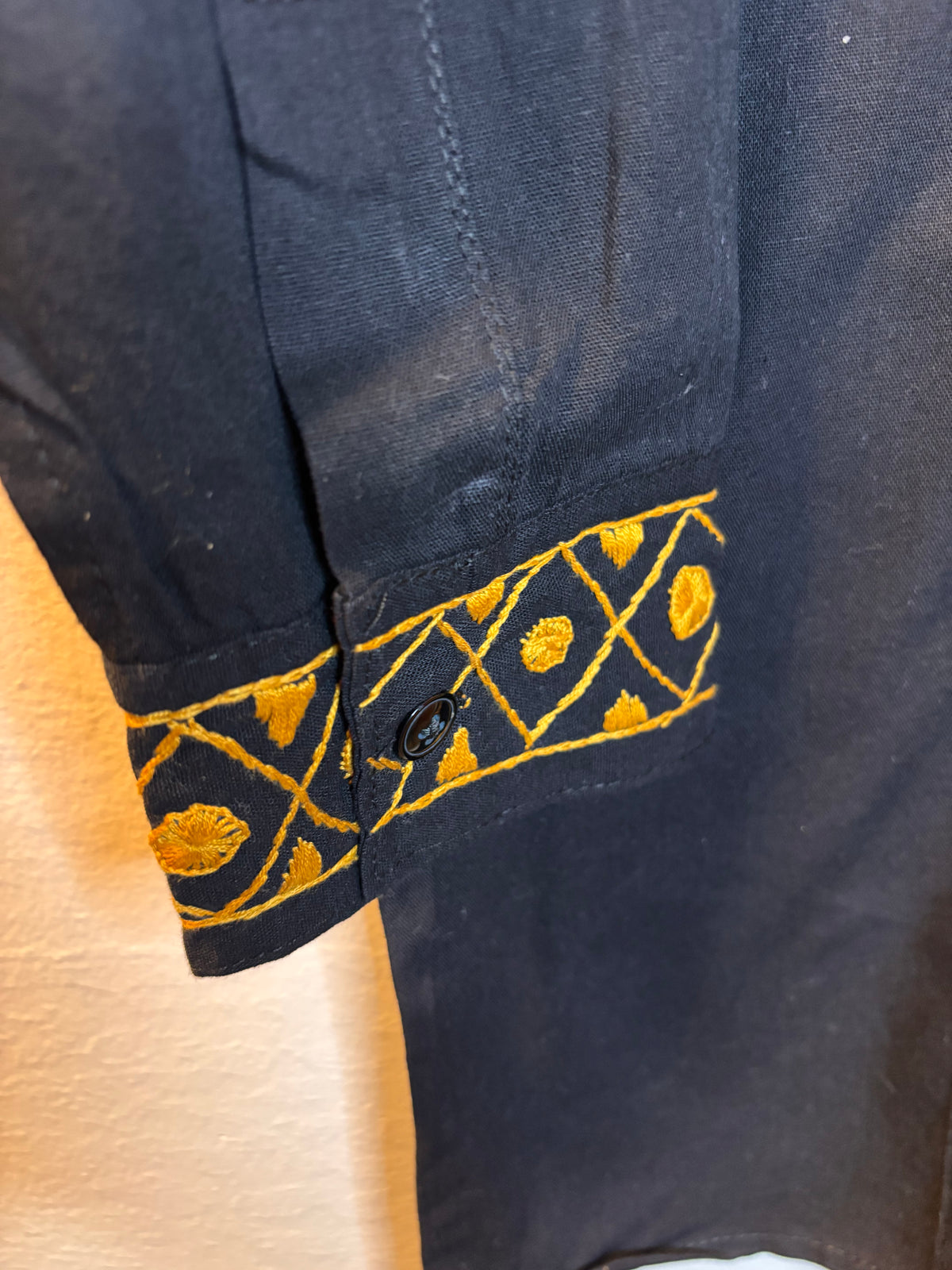 Camisa Negra Con Bordado Dorado