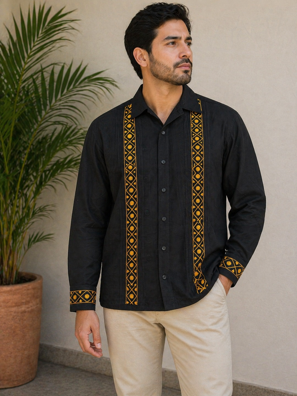 Camisa Negra Con Bordado Dorado