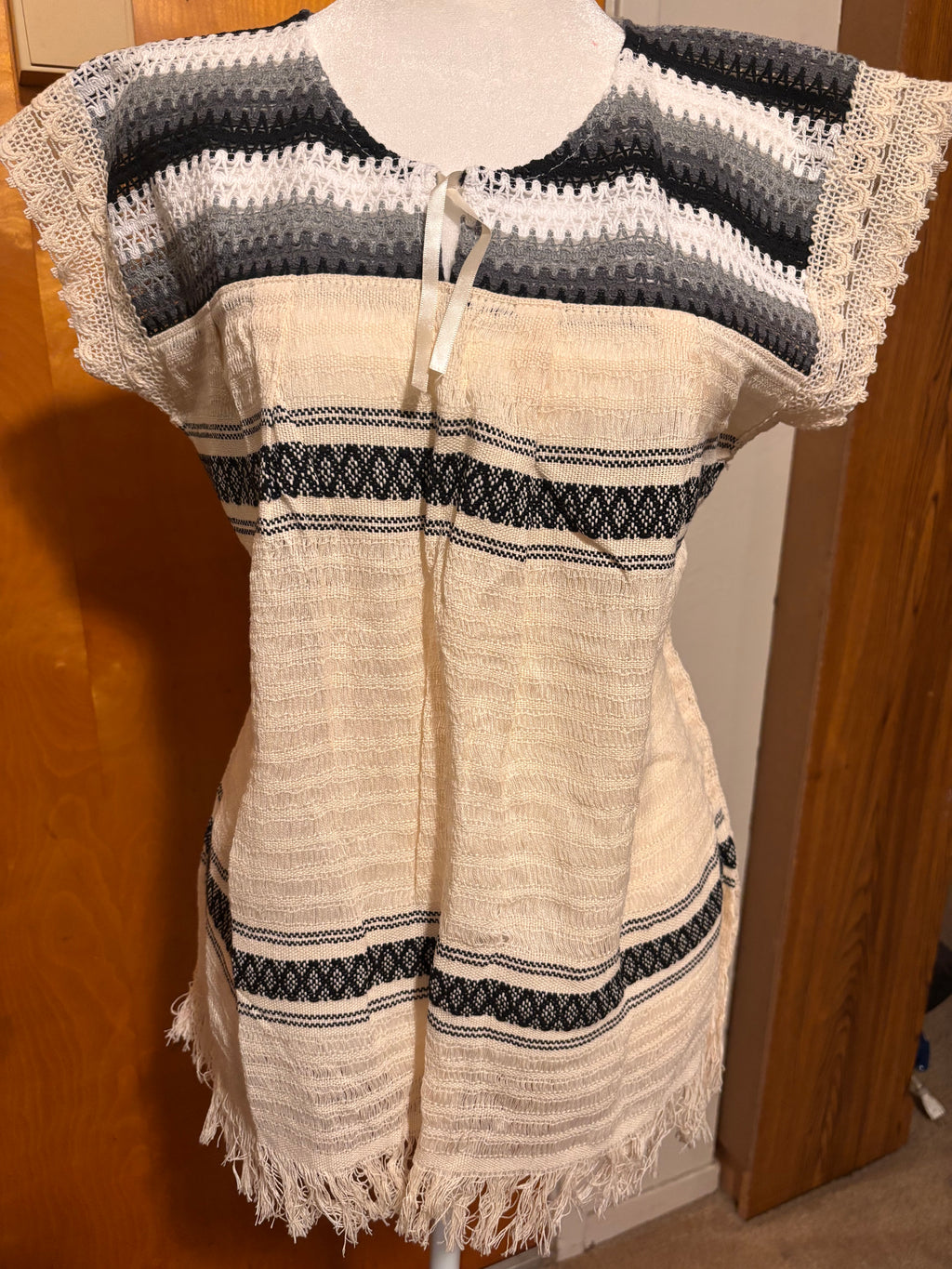 Blusa de Telar con Encaje Beige y Franjas Negras