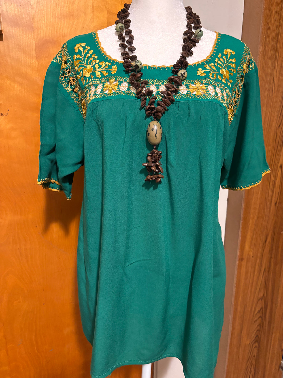 Blusa Deshilada Con Dorado -Modelo Único