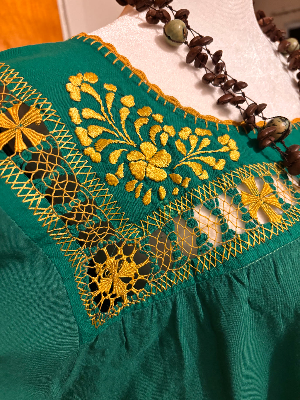 Blusa Deshilada Con Dorado -Modelo Único