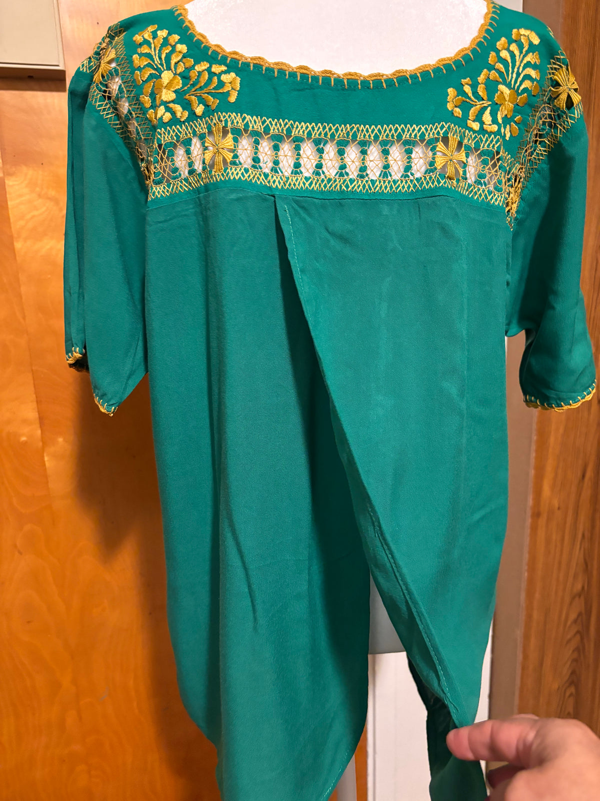 Blusa Deshilada Con Dorado -Modelo Único