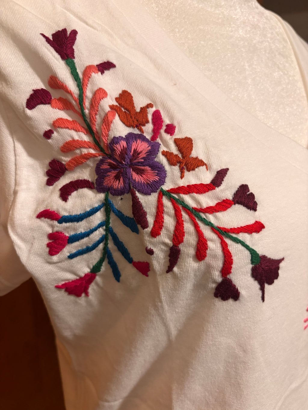 Playera Bordada De Pensamientos-Blanca