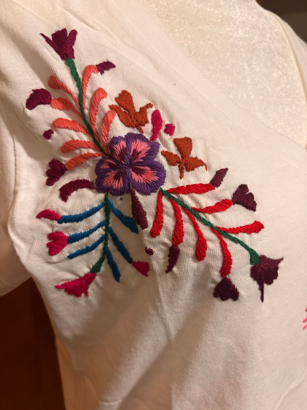Playera Bordada De Pensamientos-Blanca