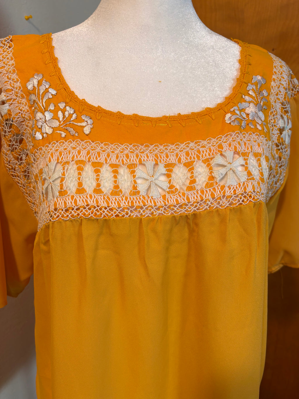 Blusa Deshilada Sencilla -Amarilla -Modelo Único