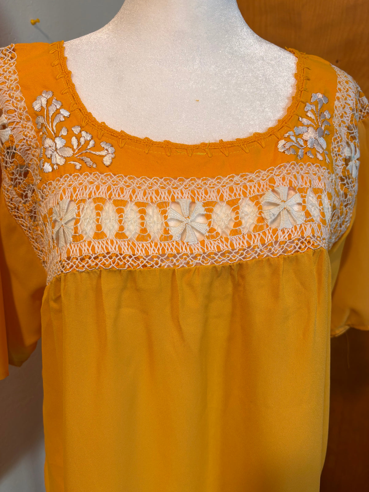 Blusa Deshilada Sencilla -Amarilla -Modelo Único