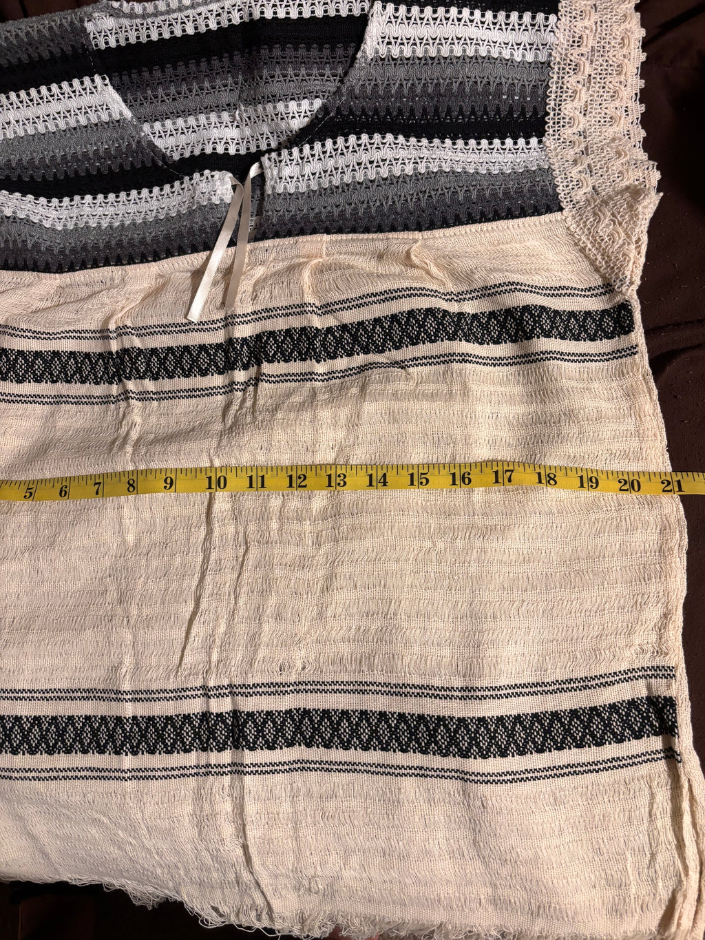 Blusa de Telar con Encaje Beige y Franjas Negras