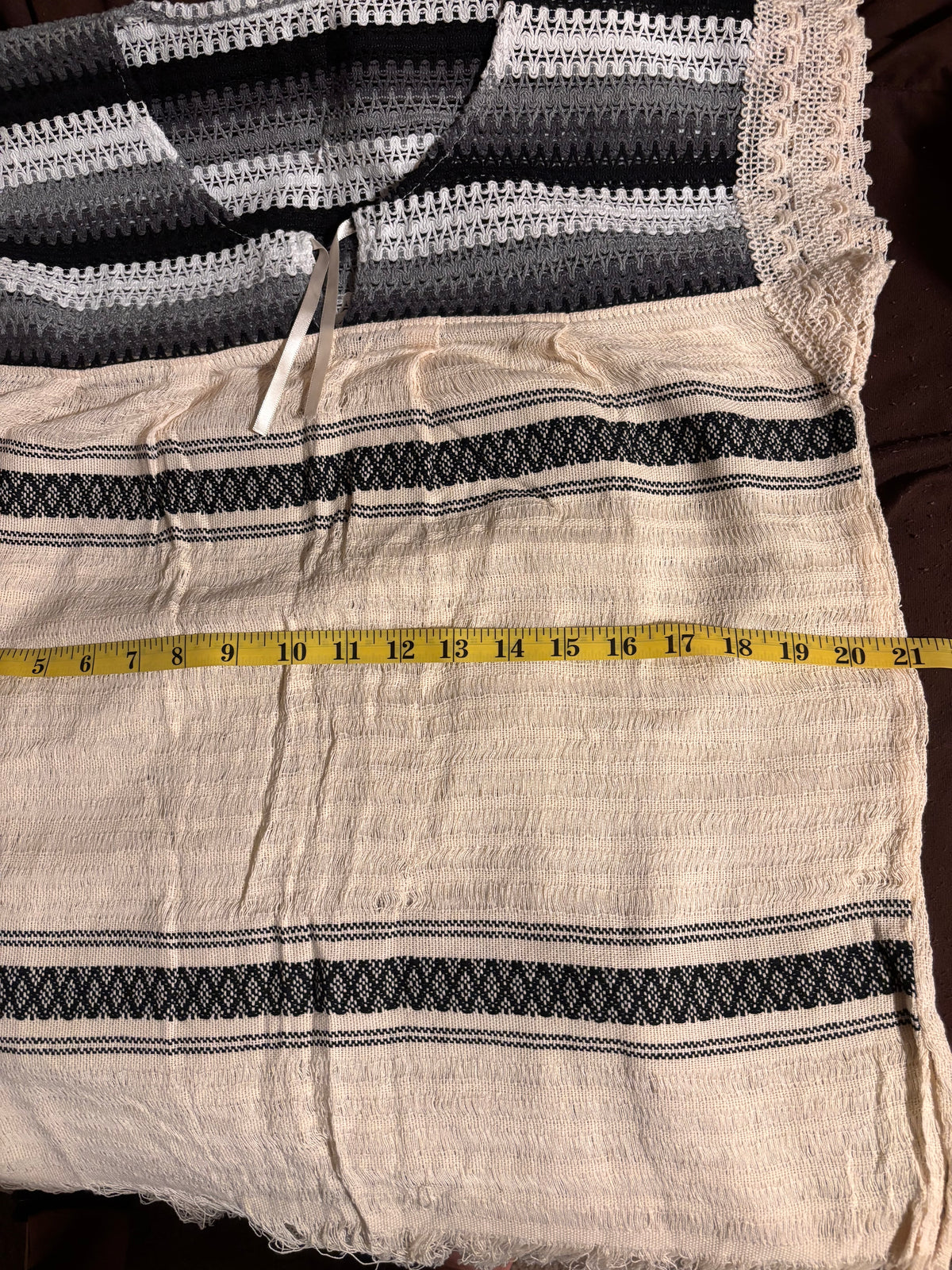 Blusa de Telar con Encaje Beige y Franjas Negras