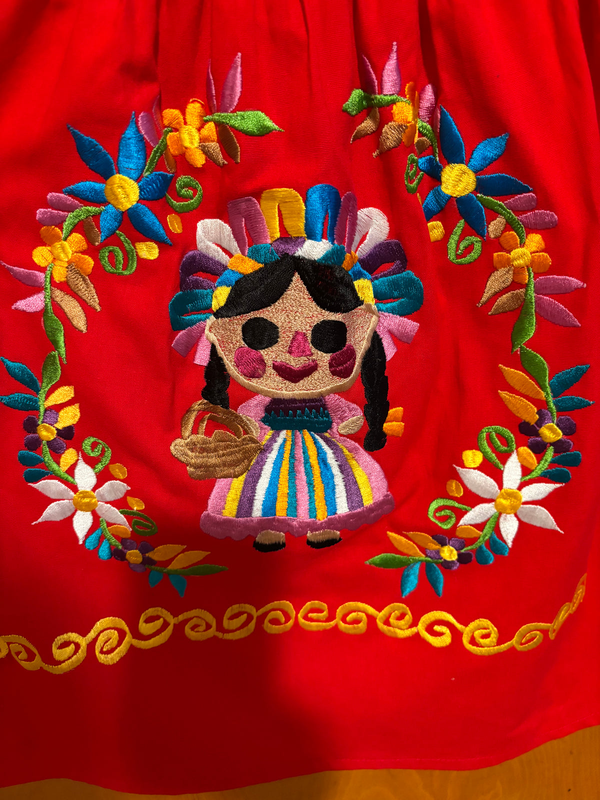 Vestido Rojo De Niña - Bordado De Colores