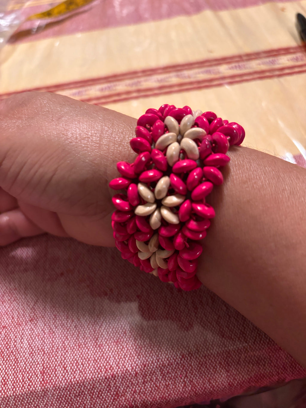 Pulsera Fucsia Con Flores beige- Modelo Único