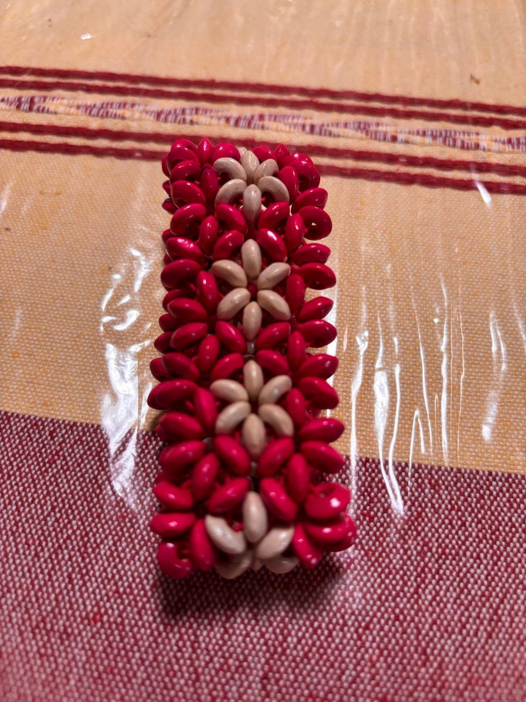 Pulsera Fucsia Con Flores beige- Modelo Único