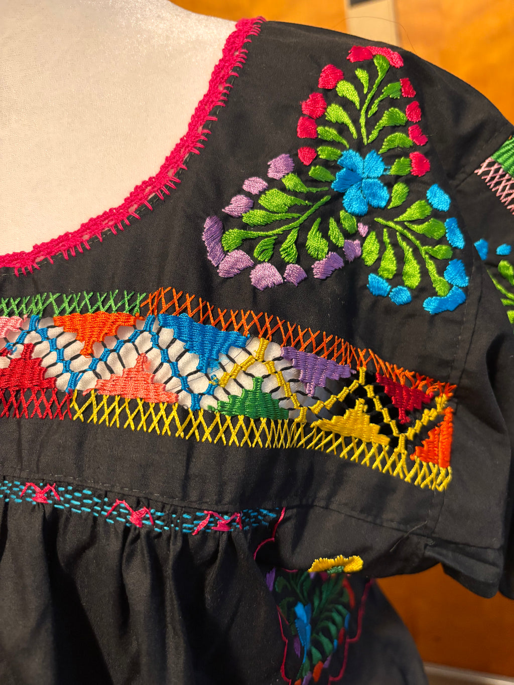 Blusa  Deshilada De Piramides - Negra Con Colores