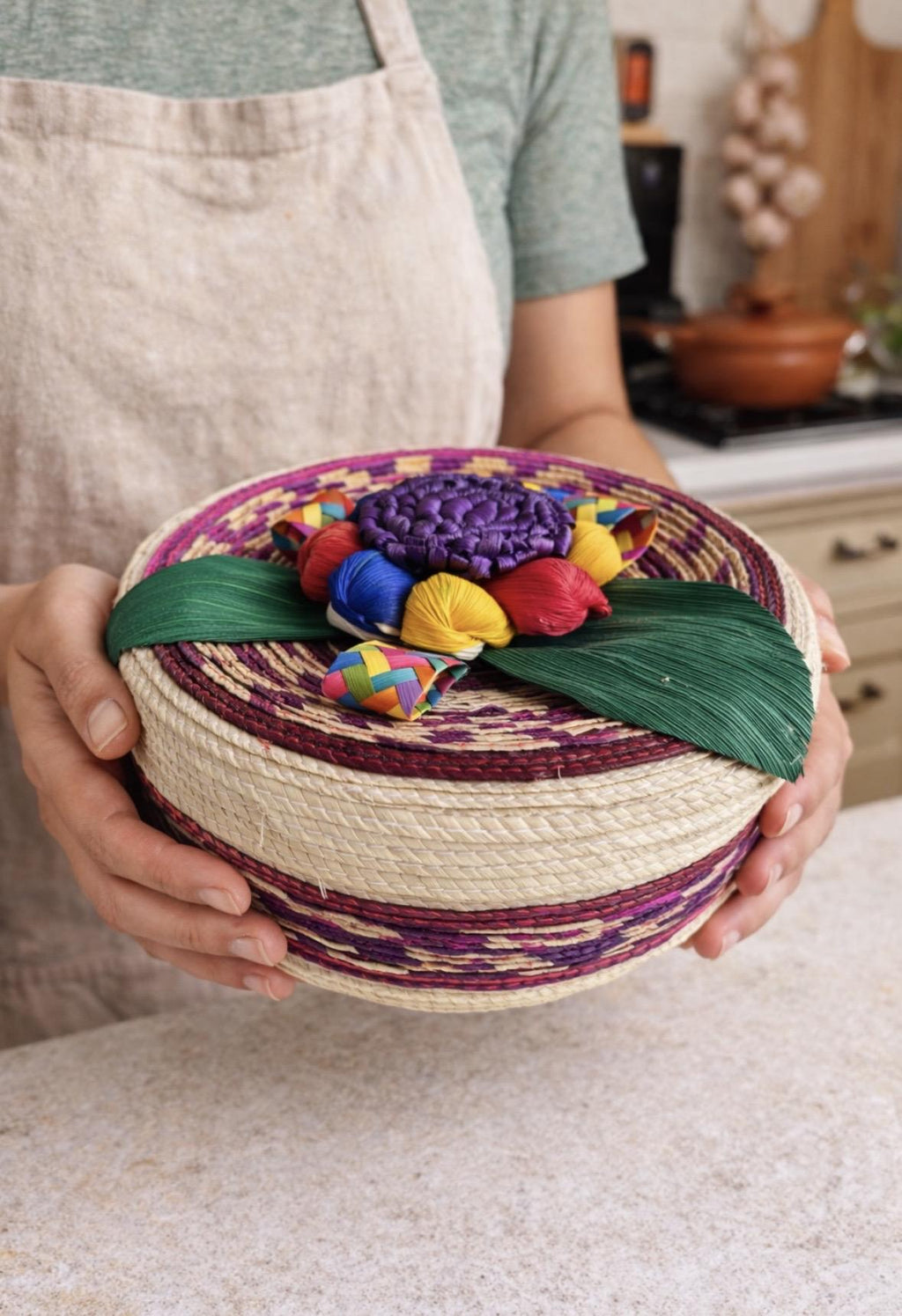Canasta Tortillero de Palma con Flor Morada Tejida a Mano