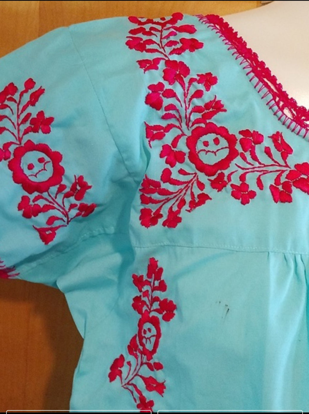 Blusa Tipo Sandra-Con Bordado Fucsia Modelo Único