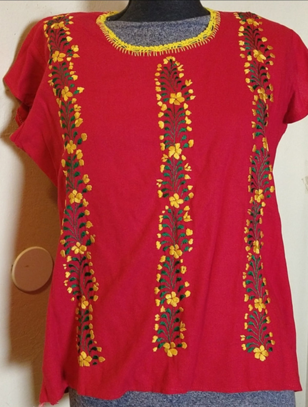 Blusa Roja Bordada con Hilo de Seda Abierta por Detrás – Talla L