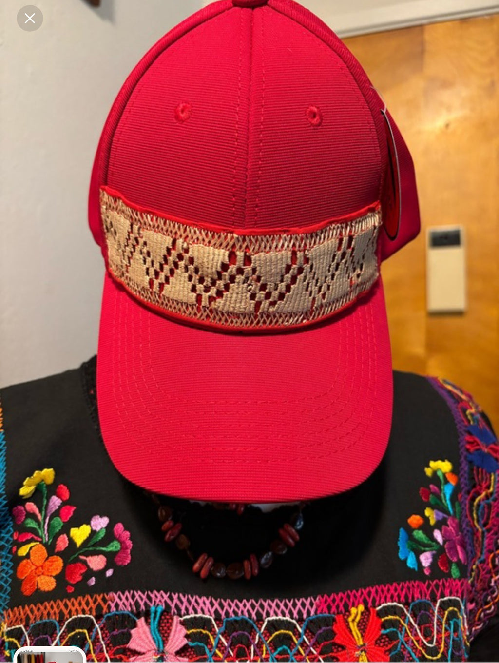 Gorra Roja Oaxaqueña Con Deshilando en color beige